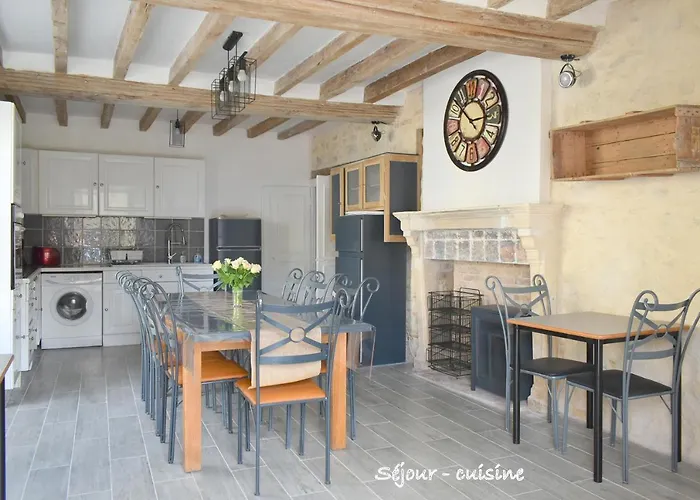 بيت للعطل Le Logis De La Charnie Confort Pour 14 Personnes A Chemiré-en-Charnie